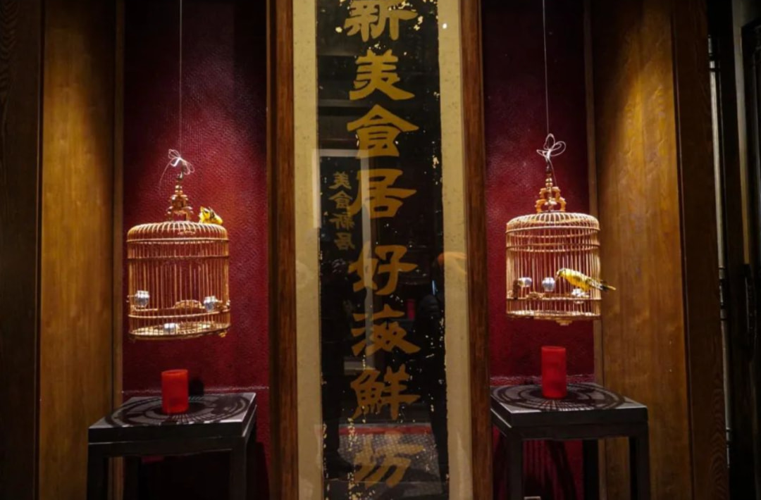 店里面存着一副对联，是1995年创立新荣记的时候用过的