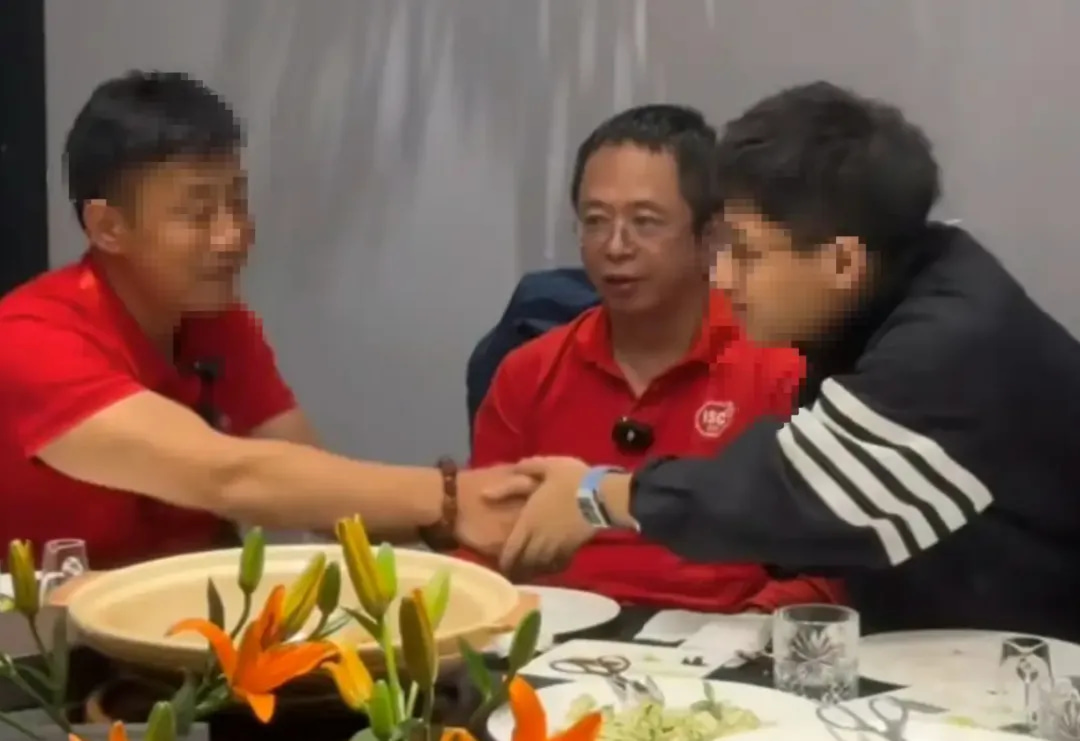 拍卖会后的聚餐,吃出了中年油腻男社交失败的闹剧