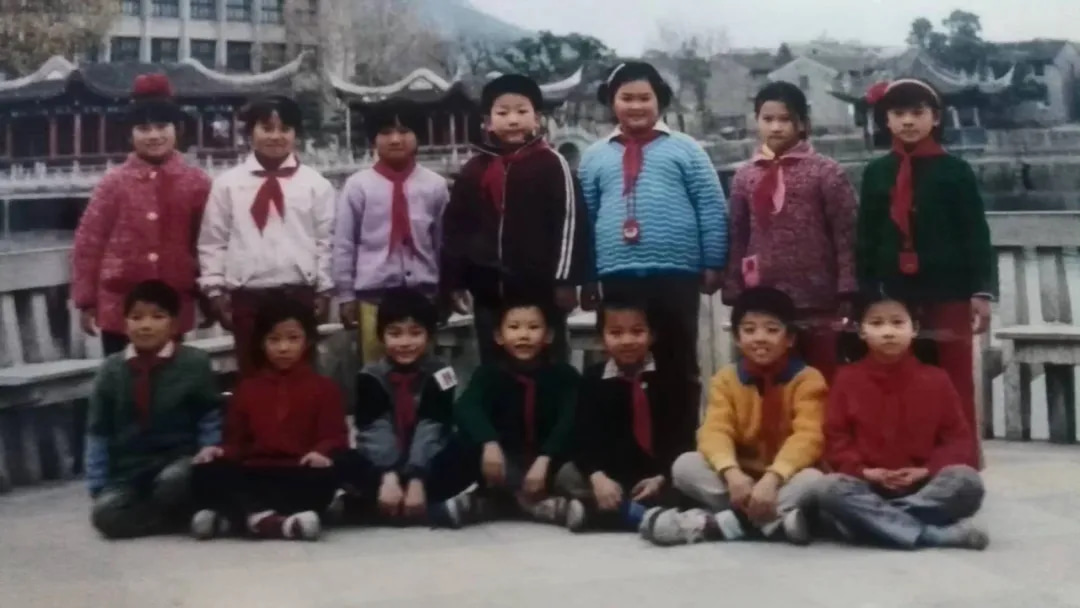 背景是老东湖公园里的亭子和少年宫