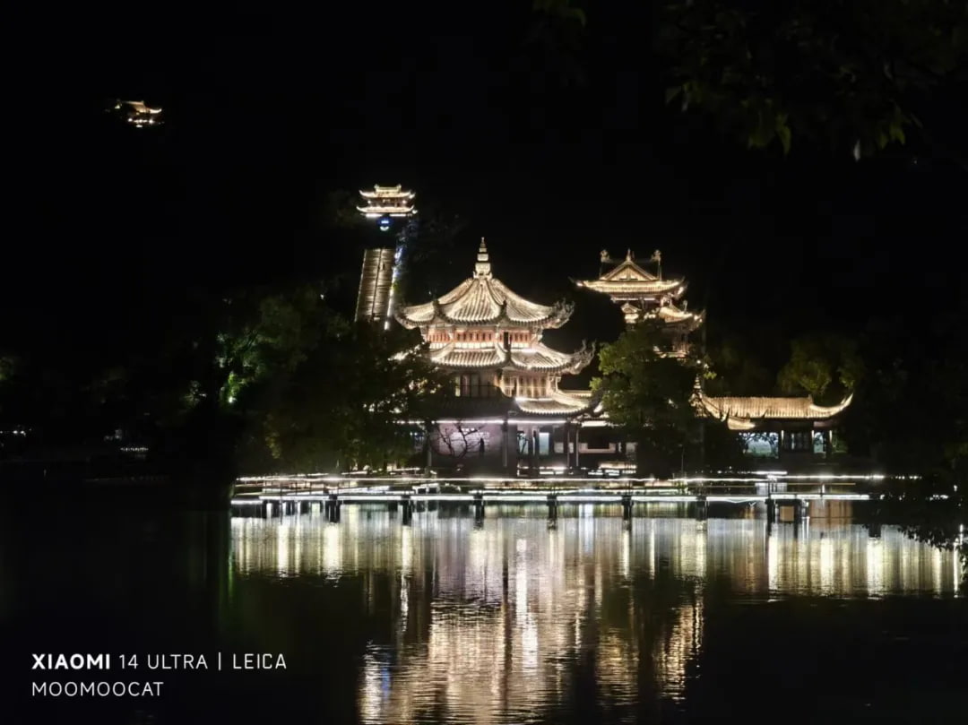 东湖边的揽胜门夜景