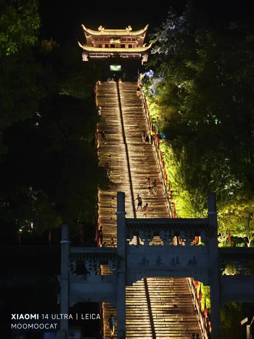 东湖边的揽胜门夜景