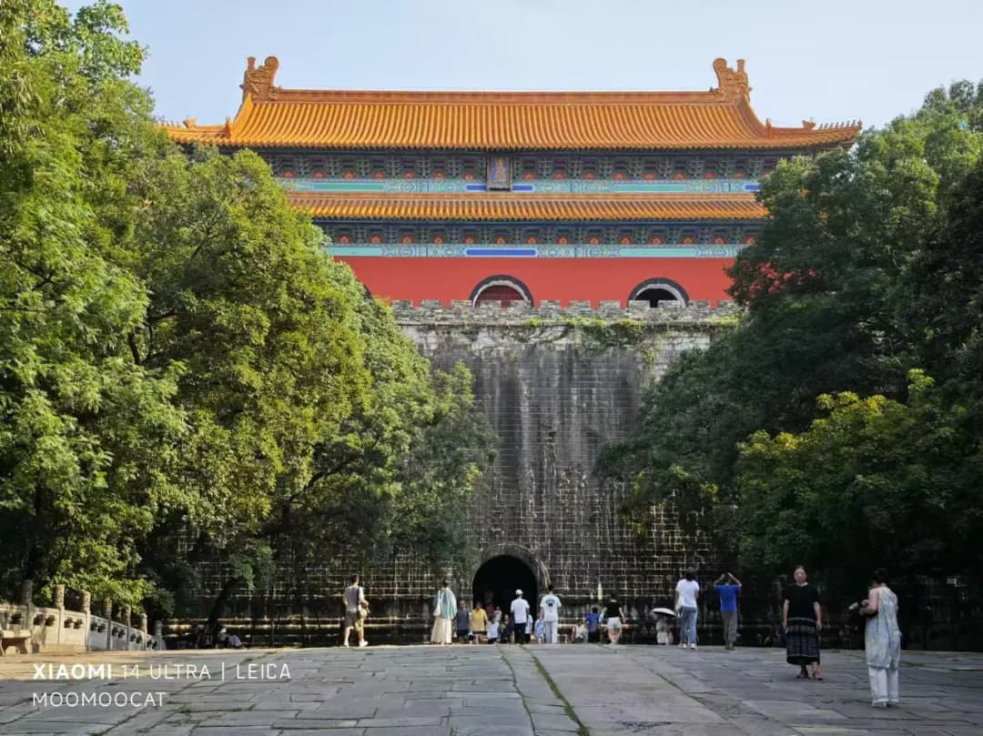 陵墓前的明楼