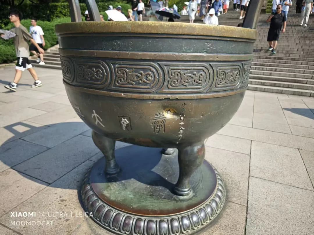中山陵台阶上的消防水缸依然能清晰看到当年被炸弹碎片轰出来的凹陷