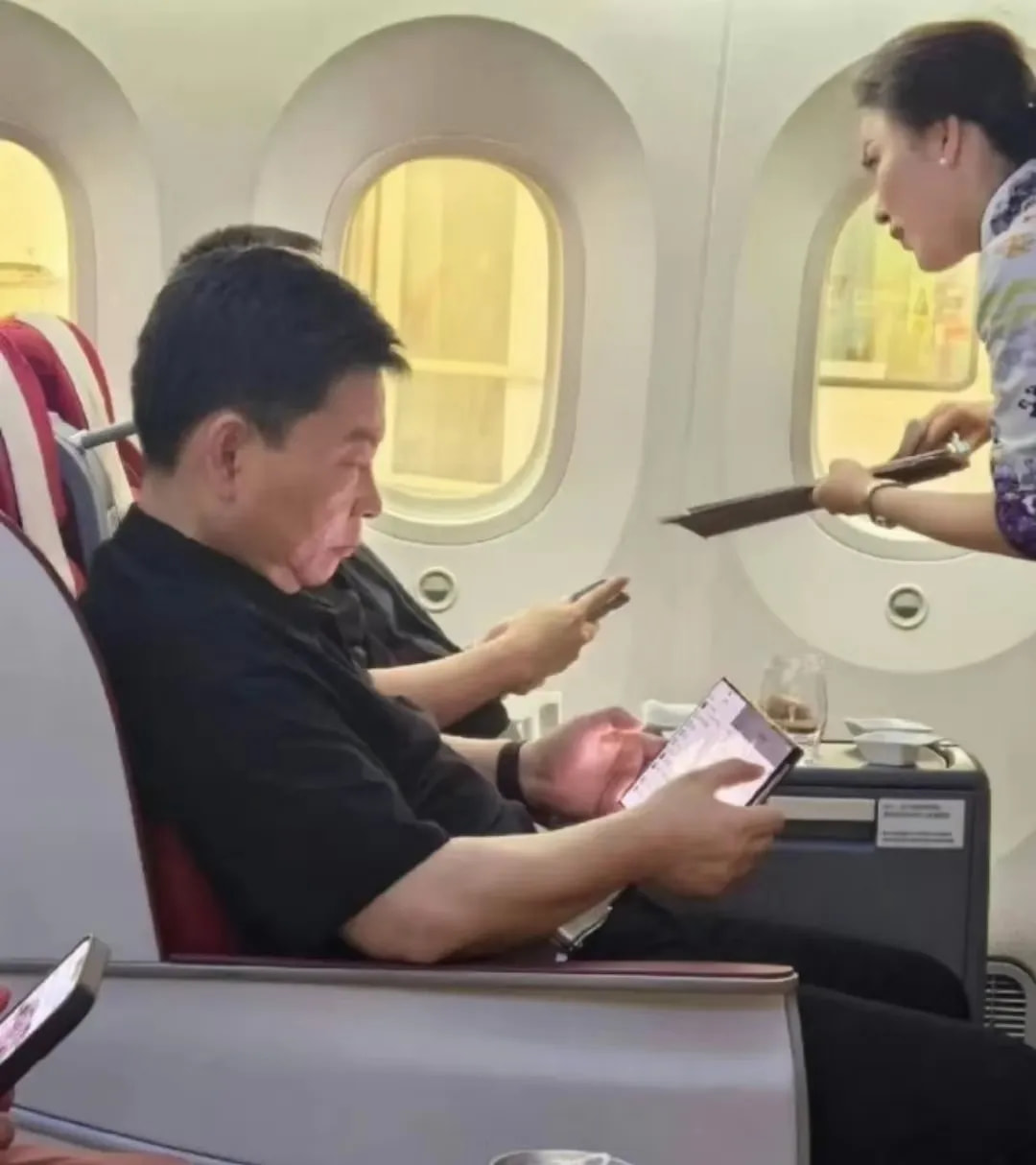 余承东一张坐飞机时的照片在社交媒体上传播