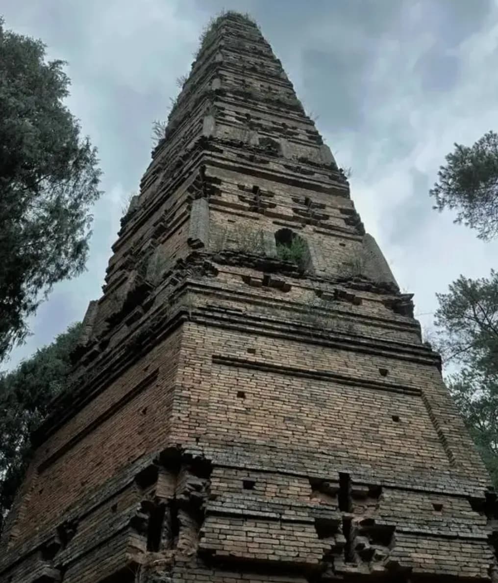 这座石塔历经1400多年,虽已破旧不堪,但依然屹立在天台山下