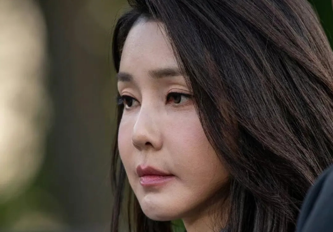 现任的尹总统有一个硅胶老婆,之所以这么叫是因为她的脸有很明显的过度整容痕迹