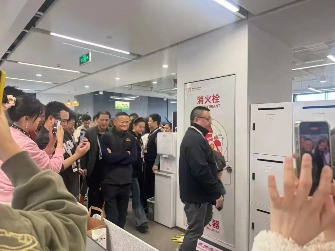今天马云回了趟阿里园区