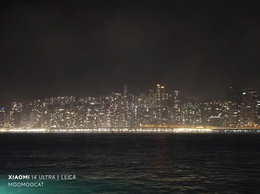 深夜维港对面依旧灯火通明
