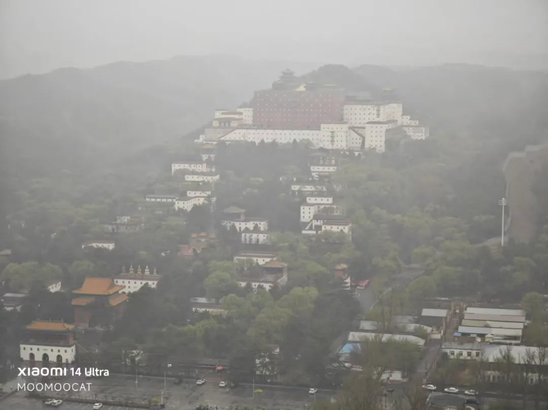 今天承德的天气雨加雾,能见度差