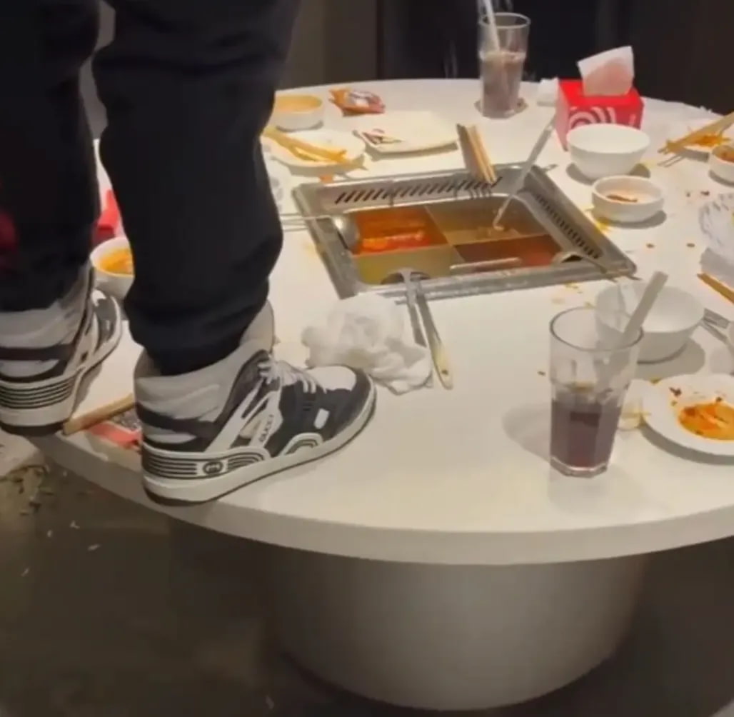 半年前上海有两个17岁的宰种吃完海底捞后,向锅里尿尿