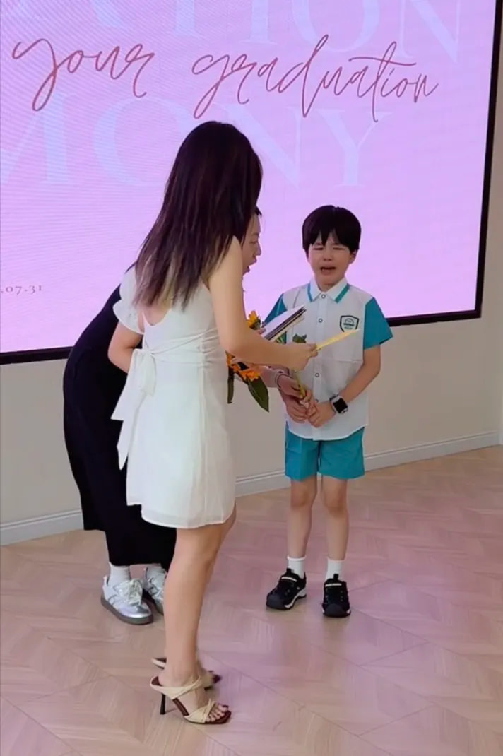 幼儿园毕业典礼表演结束的时候阿弟没绷住委屈,哇哇哇的哭了出来